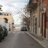Inalterate rimangono anche le basse e antiche casette che circondano la piazzetta e abitate prevalentemente da anziani, dotate di balcone e con le porte a piano terra chiuse da colorate persiane